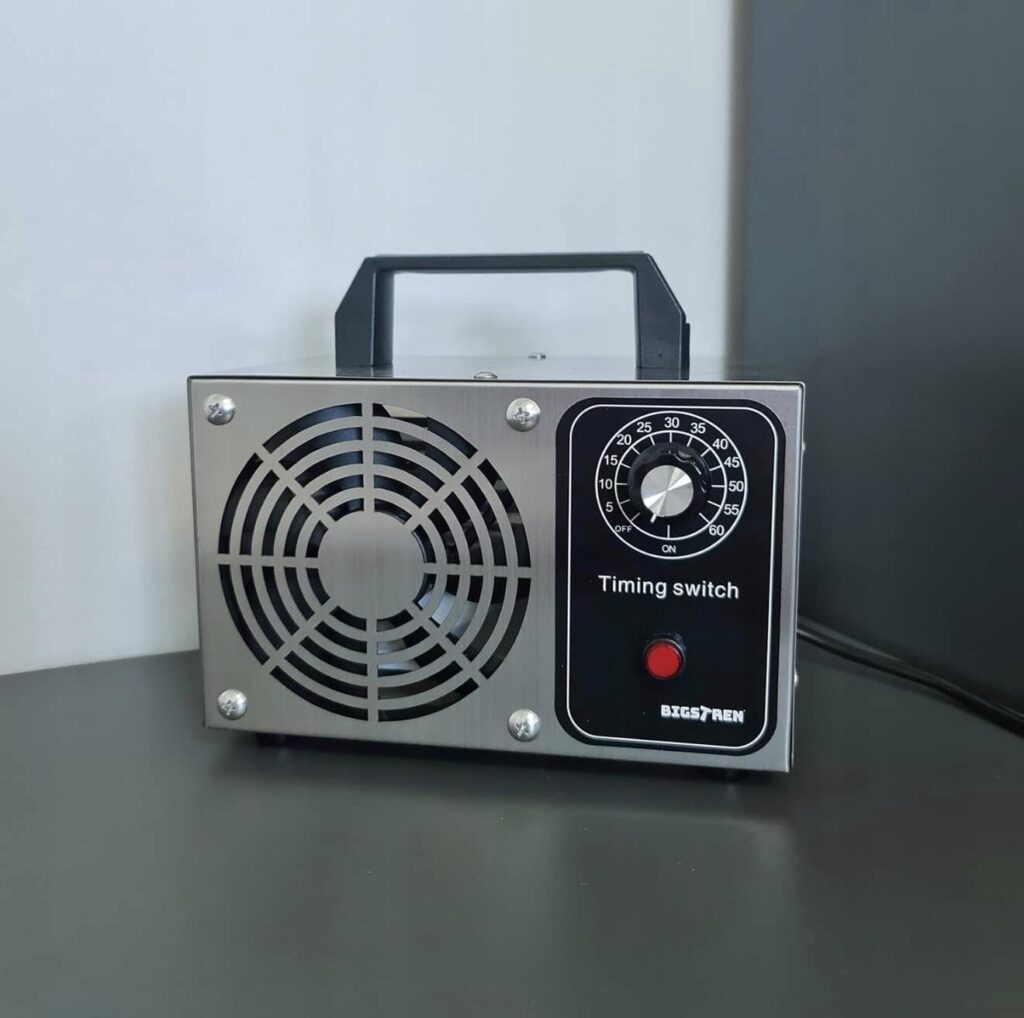 Przenośny generator ozonu z panelem sterowania.