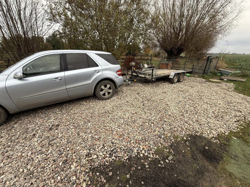 Przyczepka-laweta podpięta do samochodu osobowego