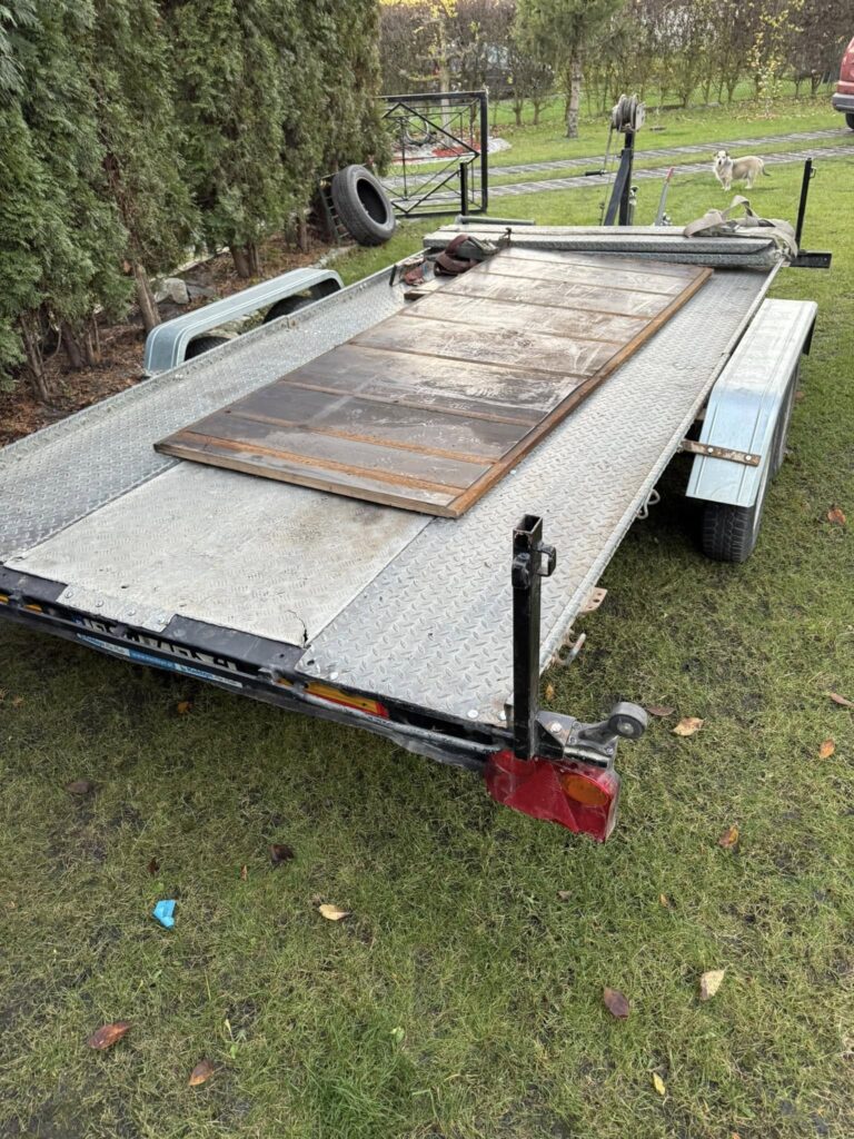 Przyczepka-laweta, widok z tyłu