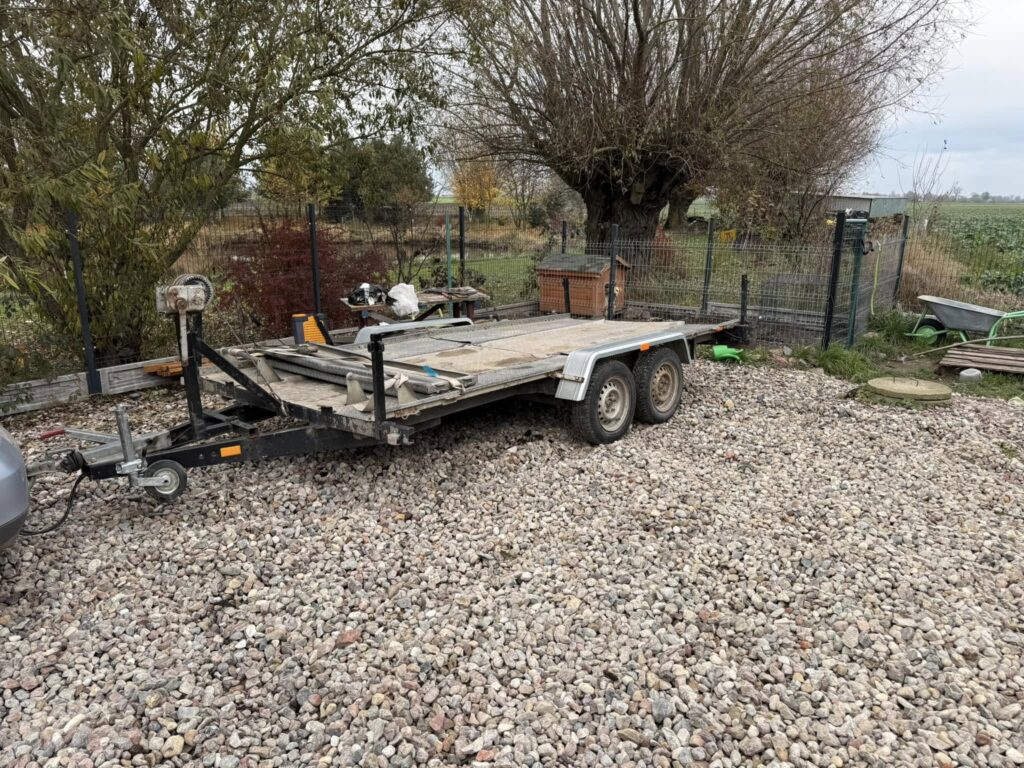 Metalowa przyczepka-laweta