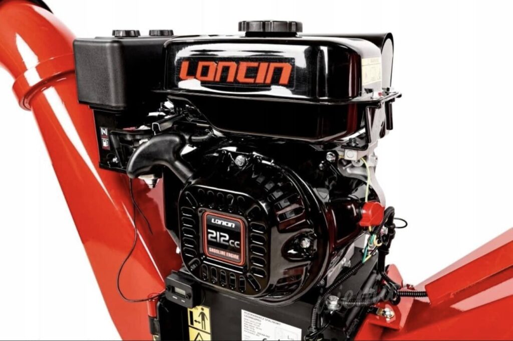 Rozdrabniacz spalinowy – zbliżenie na silnik i element roboczy