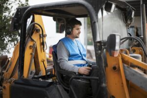 Ilustracyjne zdjęcie mężczyzny w koparce – symbol użytkowania wypożyczonego sprzętu