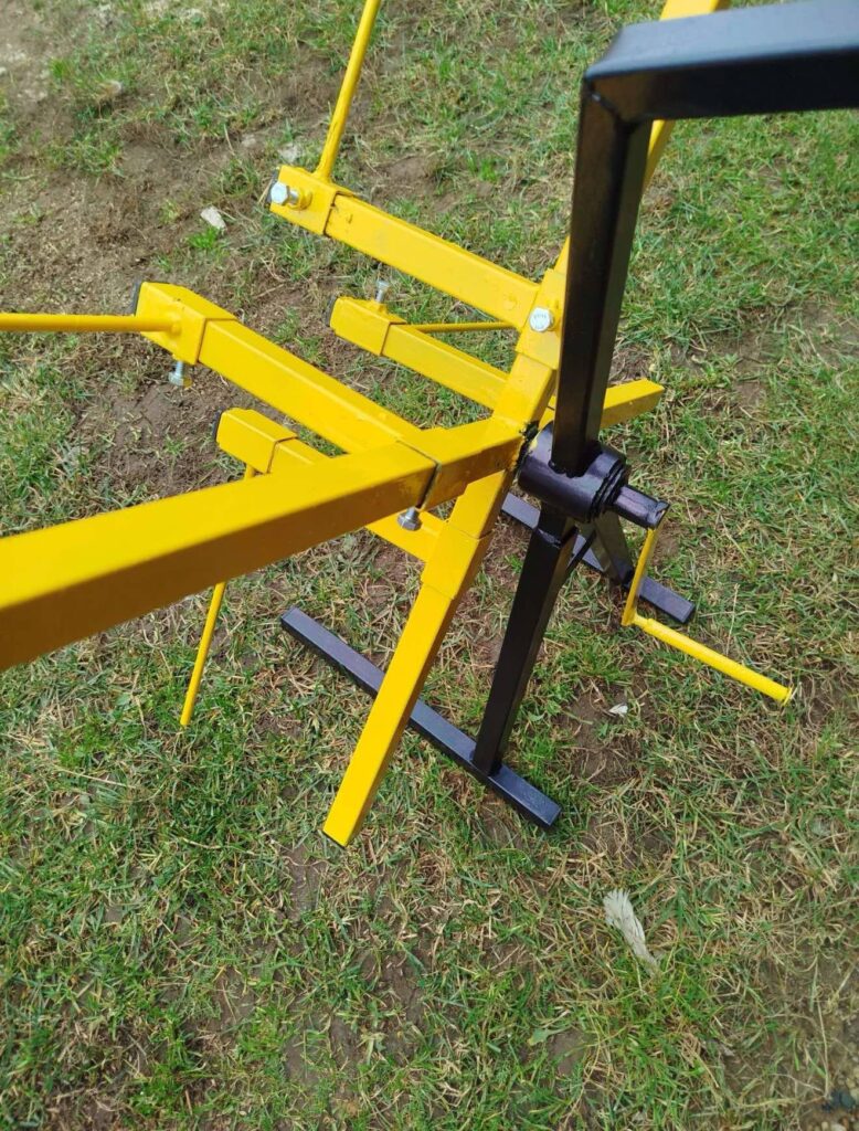 Żółty rozwijak kablowy z ramionami i podstawą do pracy na zewnątrz